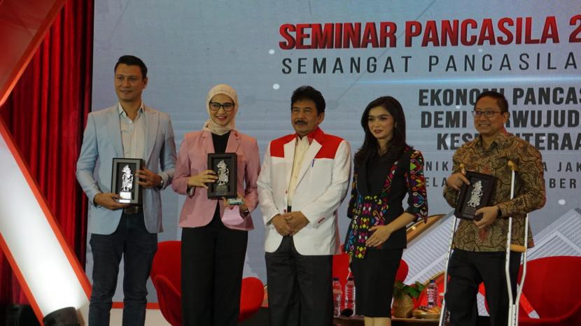 Kepala BPIP Yudian Wahyudi (jas merah putih) bersama narasumber lain dalam Seminar Pancasila 2022 di Universitas Katolik Indonesia (Unika) Atma Jaya, Jakarta, Selasa (18/10/2022).