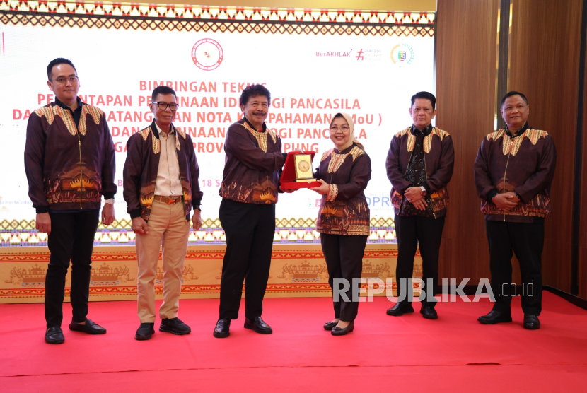 Kepala BPIP Yudian Wahyudi (ketiga kiri) dalam Bimbingan Teknis Pemantapan Pembinaan Ideologi Pancasila dan Penandatanganan Nota Kesepahaman antara BPIP dan DPRD Provinsi Lampung