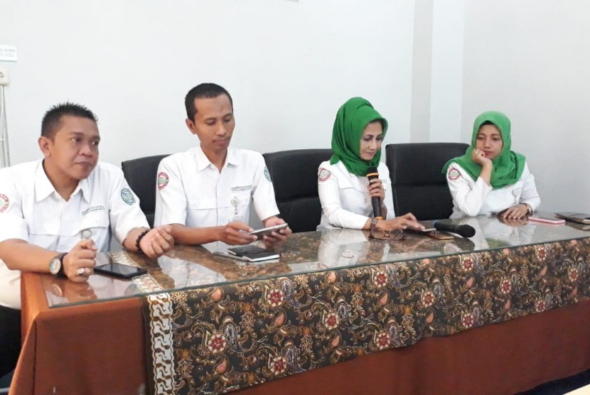Kepala BPJS Cabang Malang, Hendy Wahjuni (dua dari kanan) memberikan keterangan pers ihwal pelayanan selama mudik, di Kantor BPJS Kota Malang, Senin (27/5).