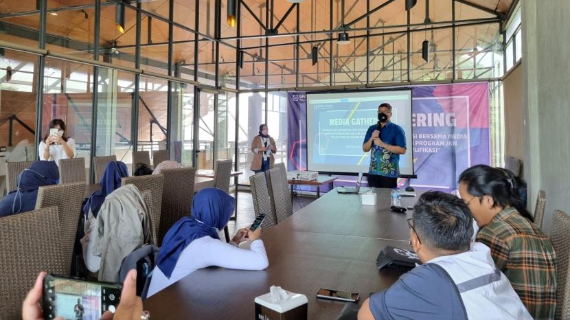 Kepala BPJS Kesehatan Cabang Bandung Muhammad Fakhriza berdiskusi dengan sejumlah jurnalis dalam acara media gathering di Bandung, Rabu (8/6).