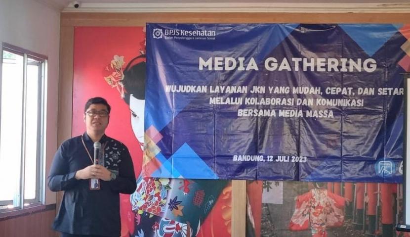 Kepala BPJS Kesehatan Cabang Bandung Muhammad Fakhriza menyampaikan sambutan dalam media gathering di salah satu cafe Kota Bandung, Rabu (12/7/2023).  