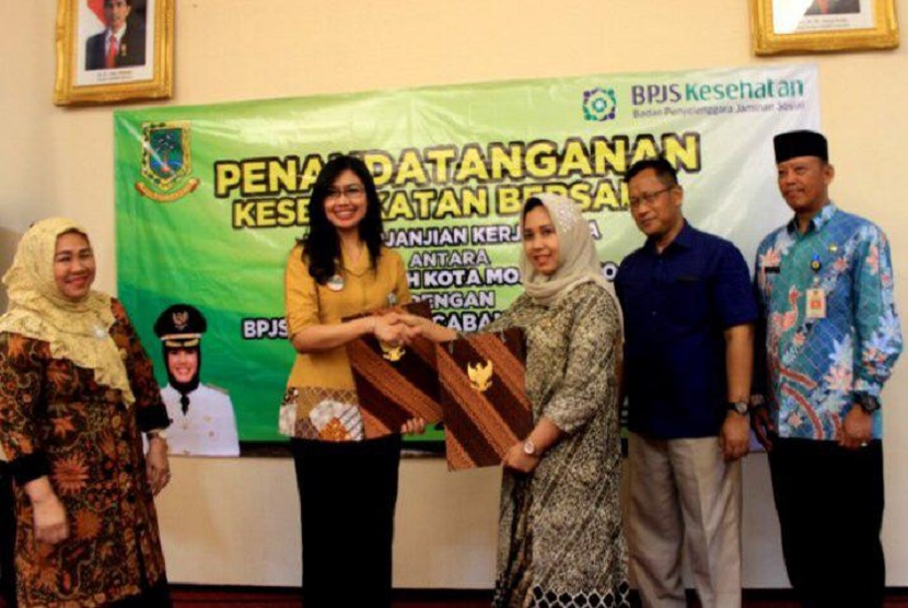 Kepala BPJS Kesehatan Cabang Mojokerto Dina Diana Permata (kiri) 