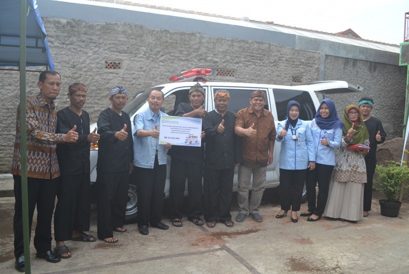 Kepala BPJS Kesehatan Cabang Utama Bandung dr Herman Dinata Mihardja AAAk (keempat dari kiri) menyerahkan secara simbolik kelengkapan mobil ambulans di RW 01, Kelurahan Cigending, Kecamatan Ujungberung, Kota Bandung, Kamis (15/12).  