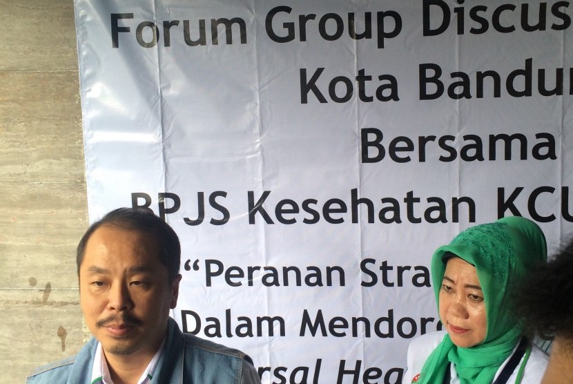Kepala BPJS Kesehatan KCU Bandung dr Herman Dinata Miharja AAAK tengah memberi penjelasan terkait program kader JKN KIS kepada wartawan di Bandung, Senin (20/3). 