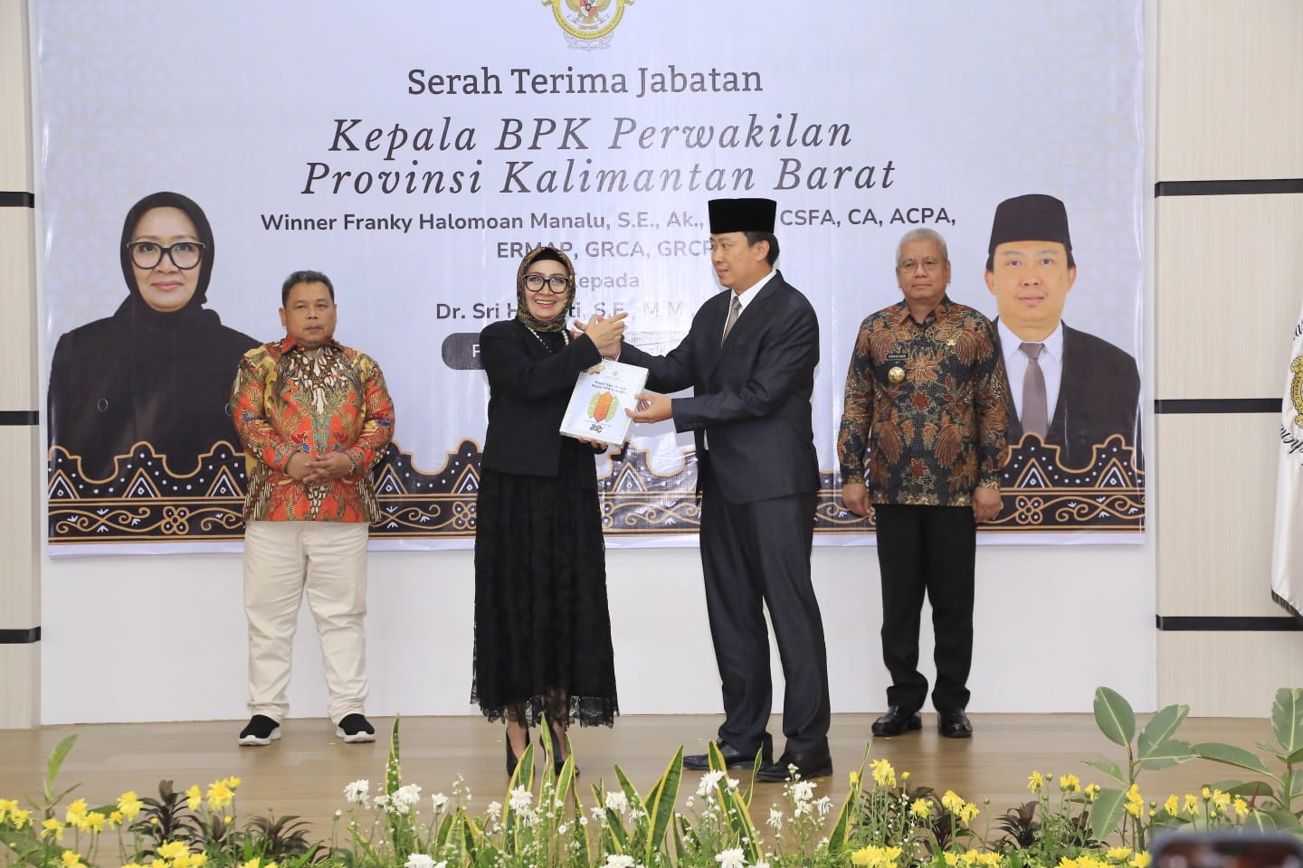 Kepala BPK Perwakilan Provinsi Kalimantan Barat, Sri Haryati resmi melaksanakan sertijab dari Winner Franky Halomoan Manalu yang sekarang menjabat Kepala BPK Perwakilan Provinsi Sulawesi Selatan, disaksikan Anggota VI BPK RI Fathan Subchi dan Pj. Gubernur Kalbar Harisson.