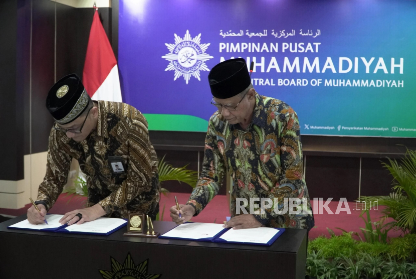 Kepala BPKH Fadlul Imansyah (kiri) dan Ketua Umum PP Muhammadiyah Prof Haedar Nashir menandatangani nota kesepahaman di Kantor PP Muhammadiyah Yogyakarta, DIY, pada Kamis (31/7/2025).