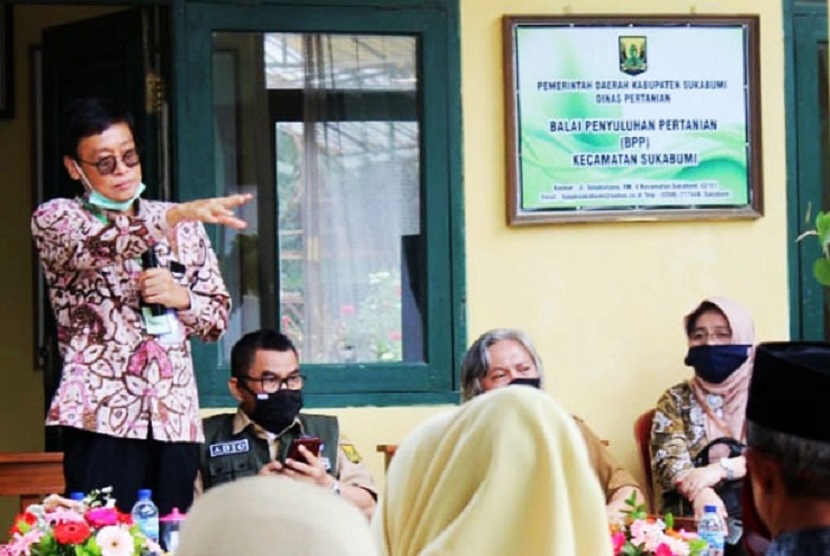 Kepala BPPSDMP Kementan Dedi Nursyamsi (kiri) meluncurkan Gerakan KostraTani di Sukabumi dihadiri Wakil Bupati Sukabumi Adjo Sardjono dan Kepala Pusluhtan, Leli Nuryati (kanan).Sosialisasi input data BPP sebagai syarat transformasi BPP KostraTani digelar oleh Badan Penyuluhan dan & Pengembangan SDM Pertanian - Kementerian Pertanian RI (BPPSDMP) di sejumlah provinsi.