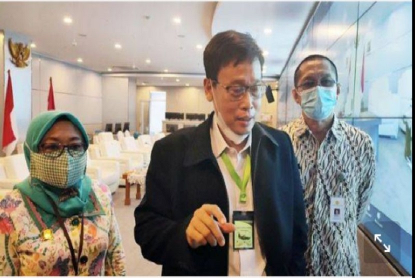 Kepala BPPSDMP  Kementan, Dedi Nursyamsi (tengah) menjawab pers didampingi Sekretaris BPPSDMP Siti Munifah usai zoom meeting dengan petani dan penyuluh melalui Agriculture War Room (AWR) Kementan di Jakarta