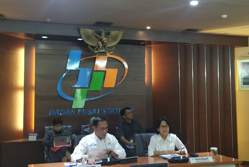 Kepala BPS Suhariyanto dalam konferensi pers di kantornya, Jakarta,  Senin (2/9). 