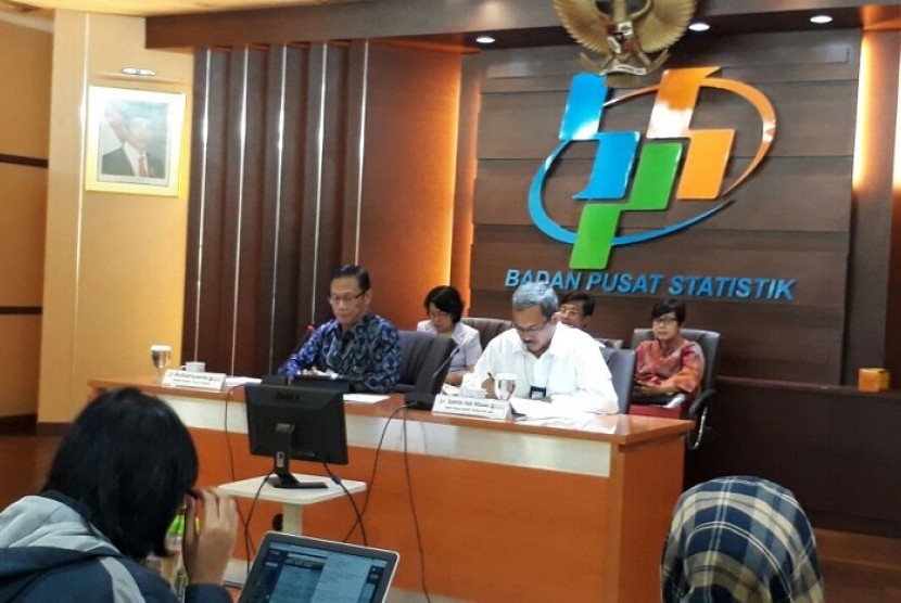 Kepala BPS Suhariyanto dan Deputi Bidang Statistik Distribusi dan Jasa BPS Sasmito Hadi Wibowo memberikan keterangan pers terkait kinerja perdagangan Februari 2017. 
