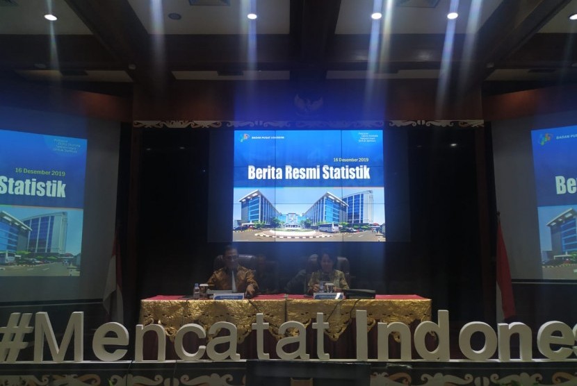 Kepala BPS Suhariyanto dan Deputi Statistik Distribusi dan Jasa BPS Yunita Rusanti dalam konferensi pers mengenai kinerja neraca dagang November 2019 di kantornya, Jakarta, Senin (16/12). 