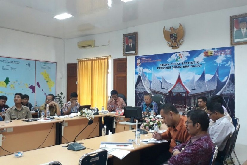 Kepala BPS Sumatra Barat Sukardi menyampaikan rilis tingkat inflasi daerah, Selasa (1/8).
