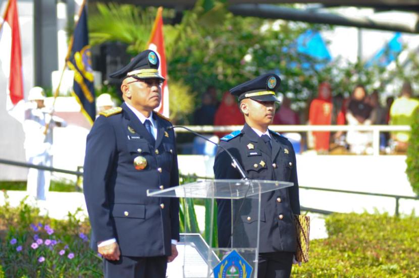 Kepala BPSDM Perhubungan, Djoko Sasono saat mewisuda 929 lulusan PTDI - STTD di Museum Transportasi, Taman Mini Indonesia Indah, Jakarta.