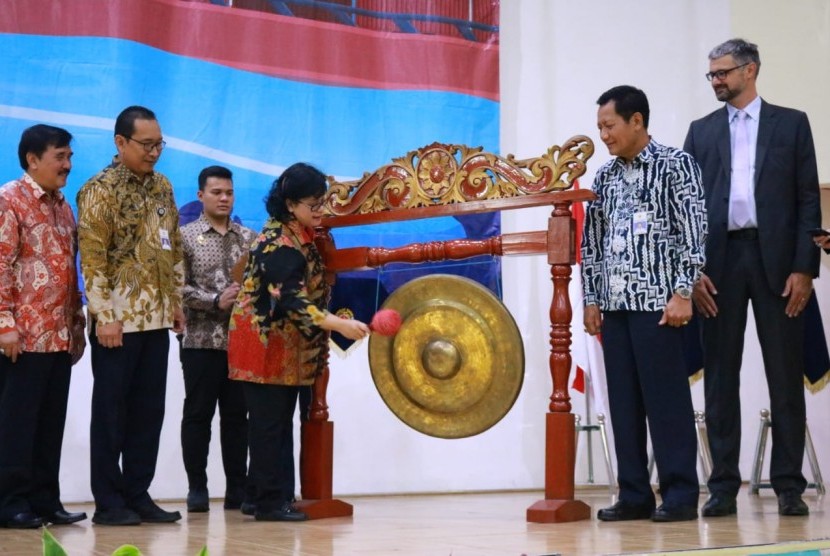 Kepala BPSDM Perhubungan, Umiyatun Hayati Triastuti, memukul gong tanda dimulainya Pelatihan LPIR antara Ditjen Hubla dan IMO. Training yang diselenggarakan selama 4 (empat) hari, mulai 29 Juli – 1 Agustus 2019, bertempat di Sekolah Tinggi Ilmu Pelayaran (STIP) Jakarta.