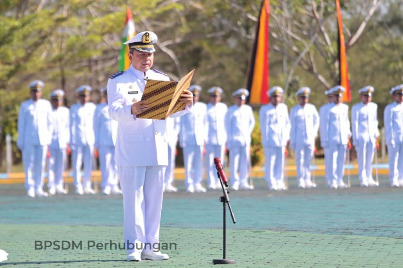 Kepala BPSDMP, Djoko Sasono mewisuda 112 Perwira Pelayaran Niaga, Poltekpel Sumbar, di Padang Pariaman pada Rabu. (17/05)