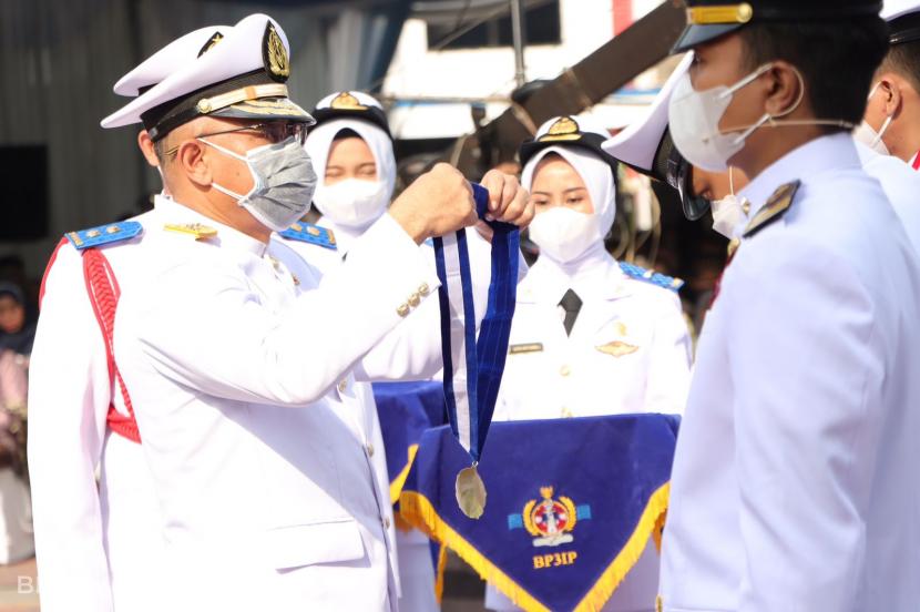 Kepala BPSDMP, Djoko Sasono, pada saat mengalungkan medali pada pelantikan 144 Pelaut Ahli Nautika dan Teknika Tingkat II, III, dan IV.
