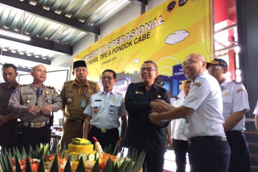 Kepala BPTJ Bambang Prihartono (kanan) dan Wakil Wali Kota Tangsel Benyamin Davnie (dua kiri) meresmikan Terminal Pondok Cabe, Senin (31/12). 