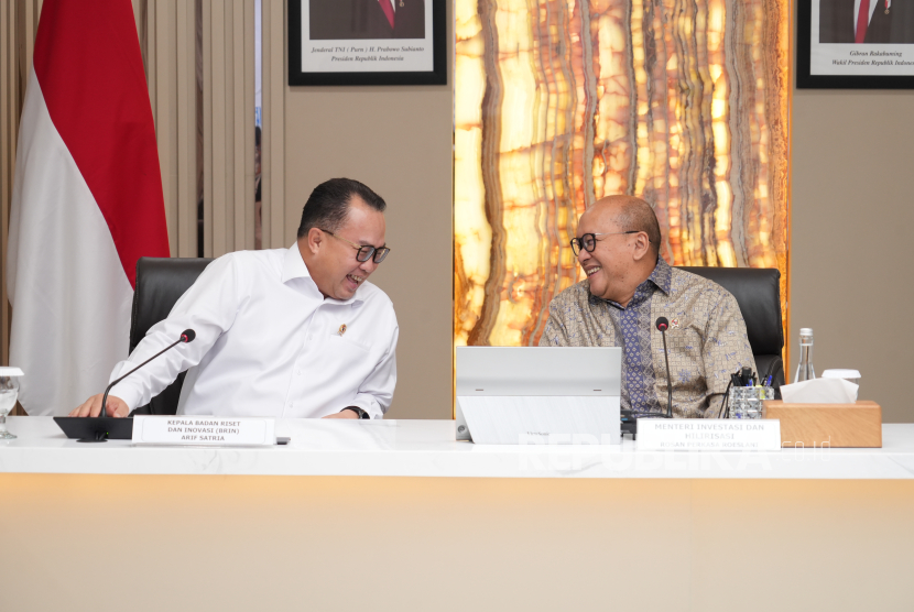 Kepala BRIN Arif Satria memaparkan tiga jalur kontribusi riset dalam memperkuat industri nasional kepada Menteri Investasi/Kepala BKPM yang juga menjabat CEO Danantara, Rosan Perkasa Roeslani.