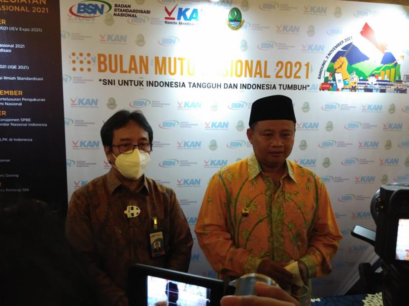 Kepala BSN, Kukuh S Achmad (kiri) dan Wagub Jabar Uu Ruzhanul Ulum (kanan) usai acara peringatan Bulan Mutu Nasional di Bandung, Rabu (3/11).
