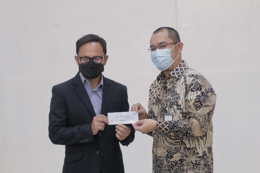Kepala Cabang BJB Kota Bogor, M Aditya Wiradharma menyerahkan CSR kepada Wali Kota Bogor, Bima Arya Sugiarto di Balai Kota Bogor, Selasa (24/8). 