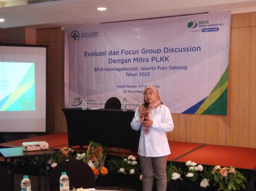 Kepala Cabang BPJS Ketenagakerjaan Jakarta Pulo Gebang, Dewi Mulya Sari  di acara evaluasi dan focus group discussion dengan mitra PLKK, Jakarta, Selasa (28/11/2023).