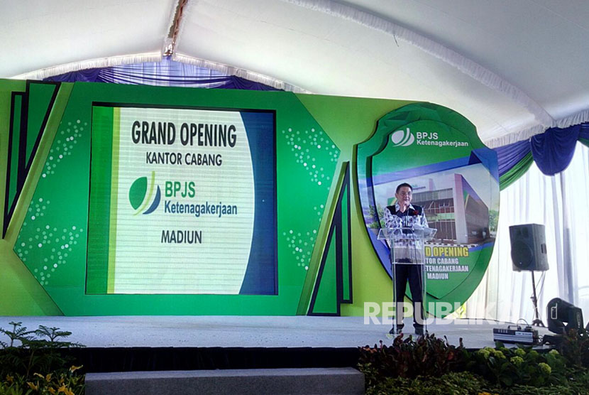  Kepala Cabang BPJS ketenagakerjaan Madiun Edy Suryono memberikan sambutan pada Grand Opening kantor cabang Madiun di Jalan Mayjen DI Panjaitan No. 10 kota Madiun pada Rabu (9/8).