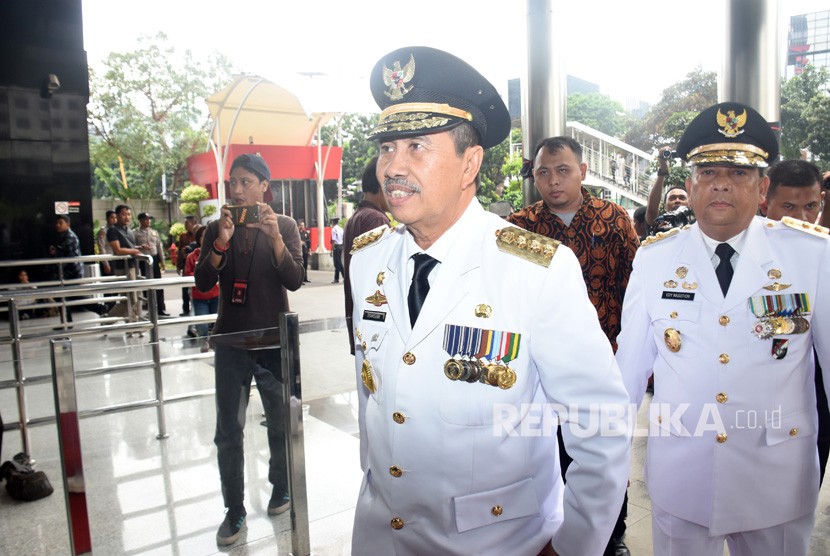Gubernur Riau Syamsuar (tengah) dan Wakil Gubernur Riau Edy Natar Nasution (kanan)