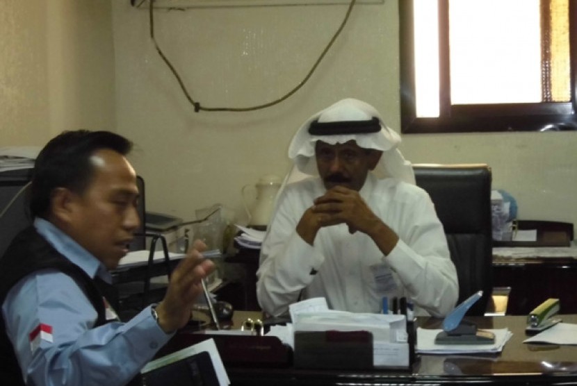 Kepala Daerah Kerja Makkah, Arsyad Hidayat  sedang berbincang dengan pimpinan RS Zahir, Makkah.