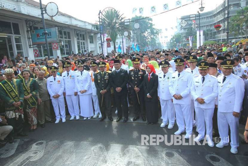 Kepala daerah terpilih yang akan dilantik, bersama Gubernur Jawa Barat Ridwan Kamil dan sejumlah pejabat lainnya, melakukan Historical Walk dari Hotel Savoy Homan menuju Gedung Merdeka, Jalan Asia Afrika, Kota Bandung, Kamis (20/9).