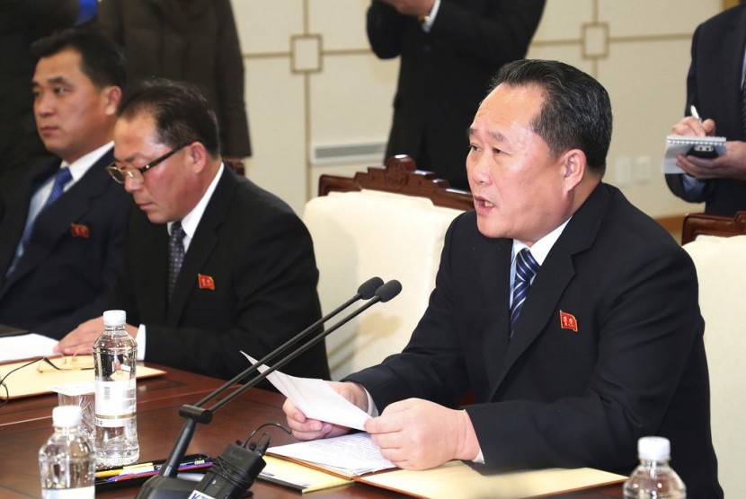 Kepala delegasi Korea Utara Ri Son Gwon (kanan) berbicara saat pertemuan dengan Korea Selatan di Desa Panmunjomdi Zona Demiliterisasi di Paju, Korsel, Selasa (9/1).