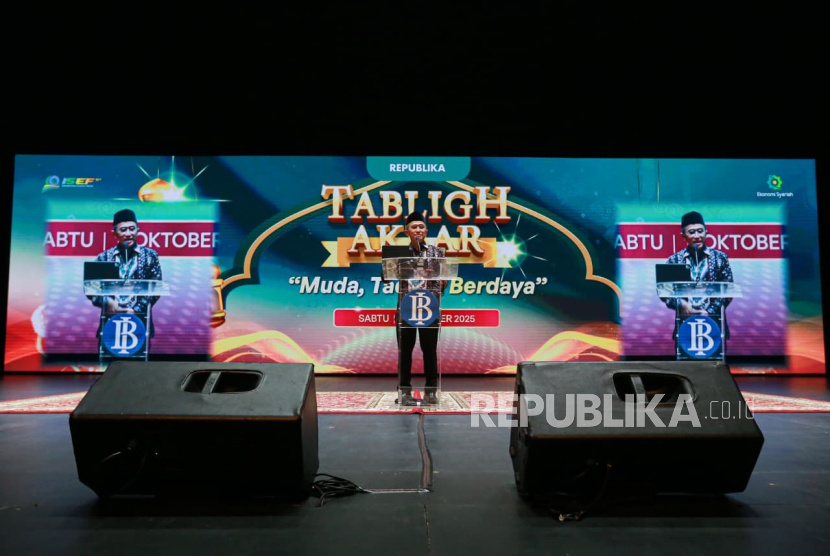 Head of the Department of Sharia Economy and Finance (DEKS) of Bank Indonesia Imam Hartono gave a speech during Tabligh Akbar Republika at ISEF 2025, JIExpo, Kemayoran, Jakarta, Saturday (11/10/2025).
