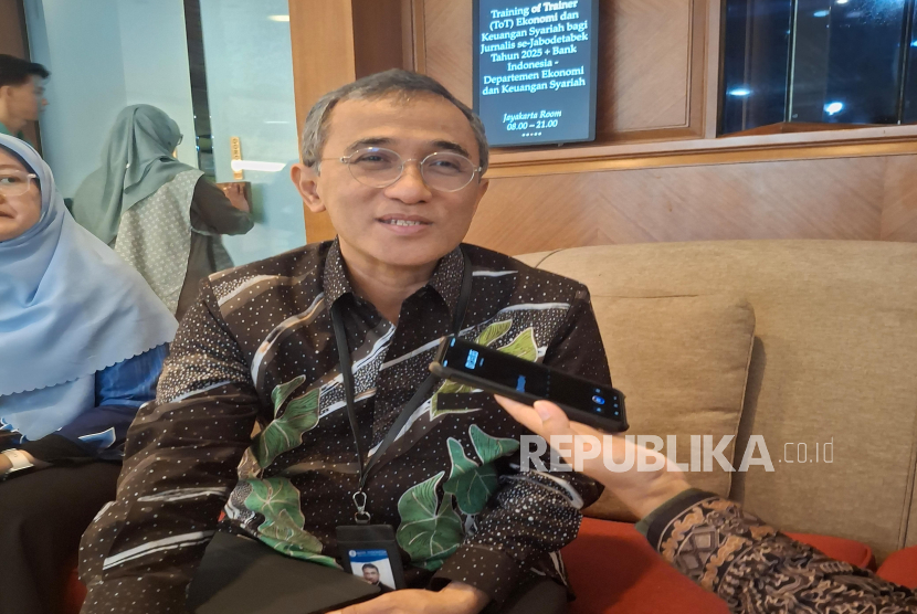 Kepala Departemen Ekonomi dan Keuangan Syariah (DEKS) Bank Indonesia (BI), Imam Hartono di acara Training of Trainer (TOT) Ekonomi dan Keuangan Syariah bagi Jurnalis se-Jabodetabek Tahun 2025 yang diselenggarakan BI dan Forjukafi di Jakarta, Jumat (14/11/2025) 