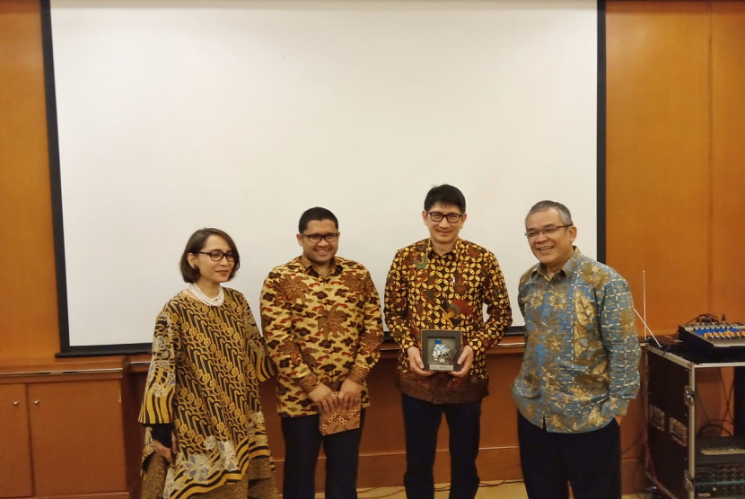 Kepala Departemen Keuangan dan Pajak AAJI, Simon Imanto (tengah) di Hotel Grand Sahid Jaya, Jakarta Pusat, Rabu (27/3).