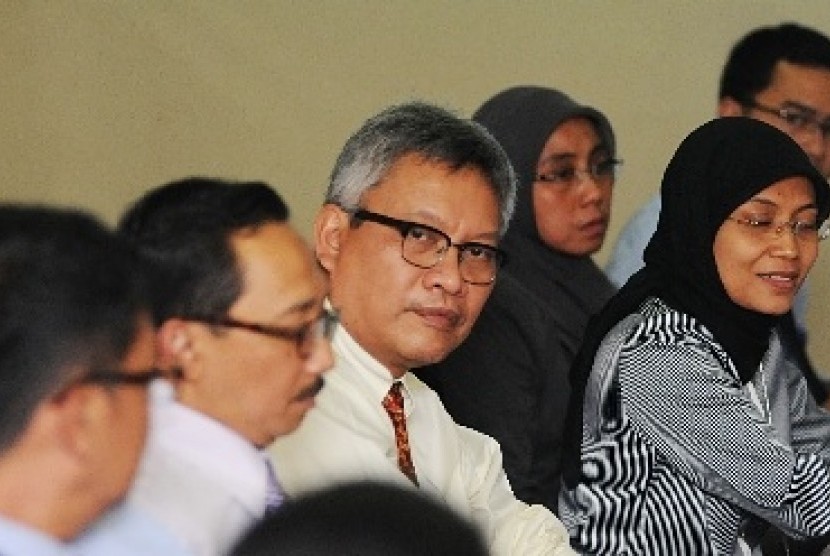 Kepala Departemen Komunikasi Bank Indonesia (BI) Difi A Johansyah (tengah) dan Kepala Grup Kebijakan Ekonomi Moneter BI, Juda Agung (kedua kiri) lakukan 