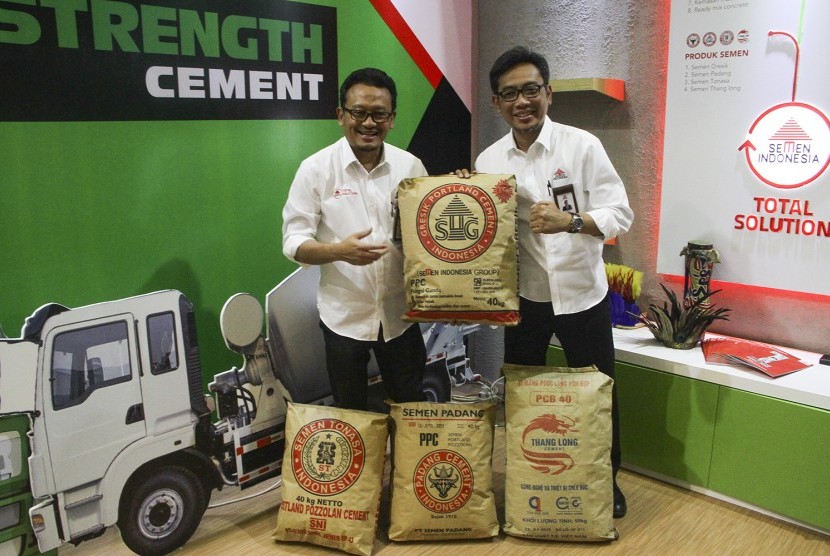 Kepala Departemen Komunikasi Pemasaran PT Semen Indonesia, Rudi Hartono, dan Direktur Pemasaran dan Supply Chain, Ahyanizzaman, menunjukkan produk Semen Indonesia.