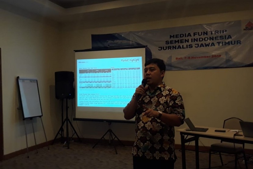 Kepala Departemen Komunikasi Perusahaan PT Semen Indonesia Tbk Sigit Wahono