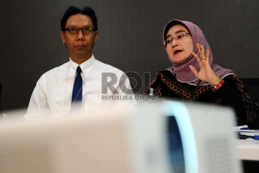 Kepala Departemen Komunikasi Tirta Segara (kiri), Direktur Departemen Makropudensial Yati Kurniati (kanan) berbicara saat konfrensi pers di Bank Indonesia, Jakarta, Rabu (24/6). 