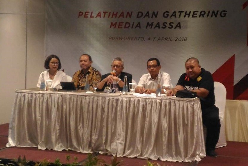 Kepala Departemen Perbankan Syariah OJK Ahmad Soekro (tengah) dan Direktur Inklusi Keuangan OJK Eko Ariantoro (baju batik) menjadi pembicara di acara Pelatihan dan Gathering Media Massa di Purwokerto, Kamis (5/4) malam. 