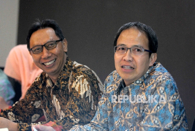  Kepala Departemen Regional II Bank Indonesia (BI) Dwi Pranoto (kanan) serta Kepala Departemen Komunikasi BI Tirta Segara (kiri) menyampaikan paparannya jelang Indonesia Shari'a Economic Festival (ISEF) di Gedung BI, Jakarta, Jumat (21/10).