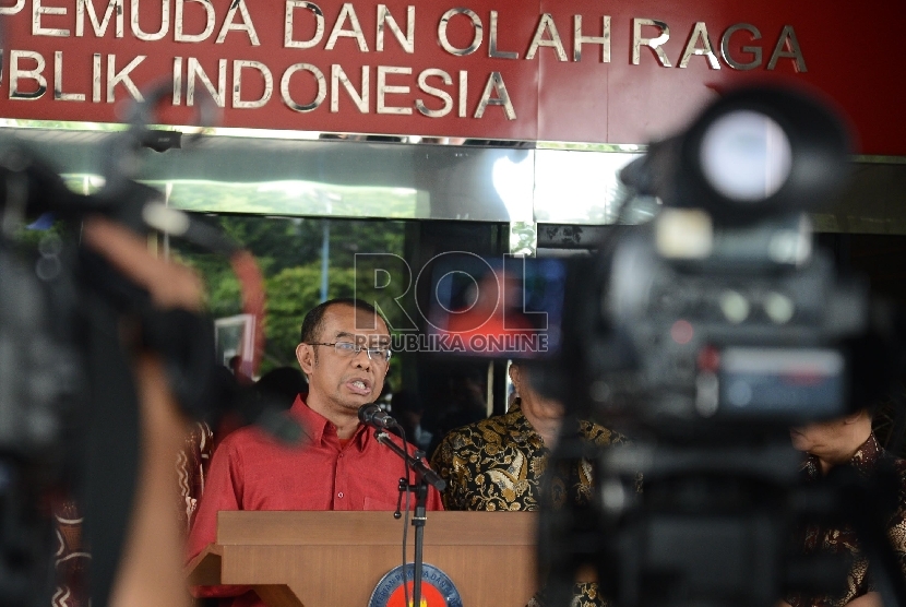 Kepala Deputi V Kemenpora, Gatot Dewa Broto, memberikan keterangan terkait Indonesia Super League (ISL).
