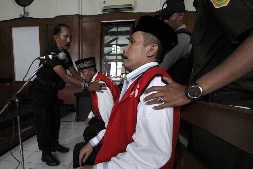 Kepala Desa Selo Awar-Awar Lumajang, Hariyono (kedua kanan) mengikuti sidang perdana kasus dugaan pembunuhan aktivis lingkungan Salim Kancil di Pengadilan Negeri (PN) Surabaya, Jawa Timur, Kamis (18/2). 