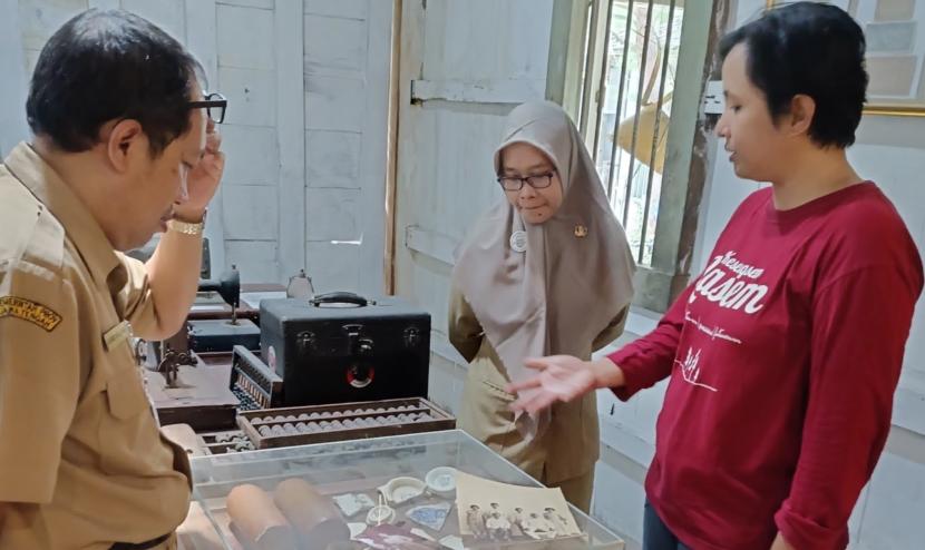   Kepala Dinas Kearsipan dan Perpustakaan Daerah Rembang, Drs Achmad Sholchan, saat berdialog dengan pengelola Museum Nyah Lasem.