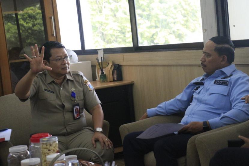 Kepala Dinas Kependudukan dan Catatan Sipil (Disdukcapil) DKI Jakarta, Budi Awaluddin (kiri).