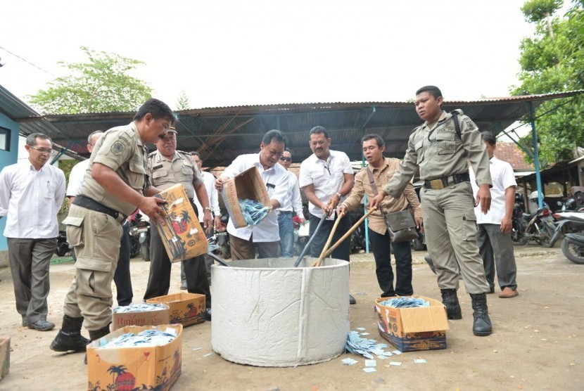 Kepala Dinas Kependudukan dan Catatan Sipil (Dukcapil) Lobar Muridun memusnahkan 10.562 KTP elektronik atau KTP-El domisili Kabupaten Lombok Barat (Lobar) dengan cara dibakar di halaman Kantor Dinas Dukcapil Lobar, Rabu (19/12).