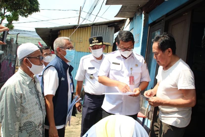 Kepala Dinas Kependudukan dan Pencatatan Sipil (Disdukcapil) DKI Jakarta, Budi Awaluddin memverifikasi data warga.