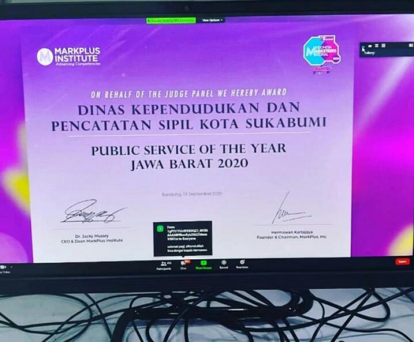 Kepala Dinas Kependudukan dan Pencatatan Sipil Kota Sukabumi Kardina Karsoedi memperlihatkan penghargaan public service Jabar 2020, Sabtu (20/9).