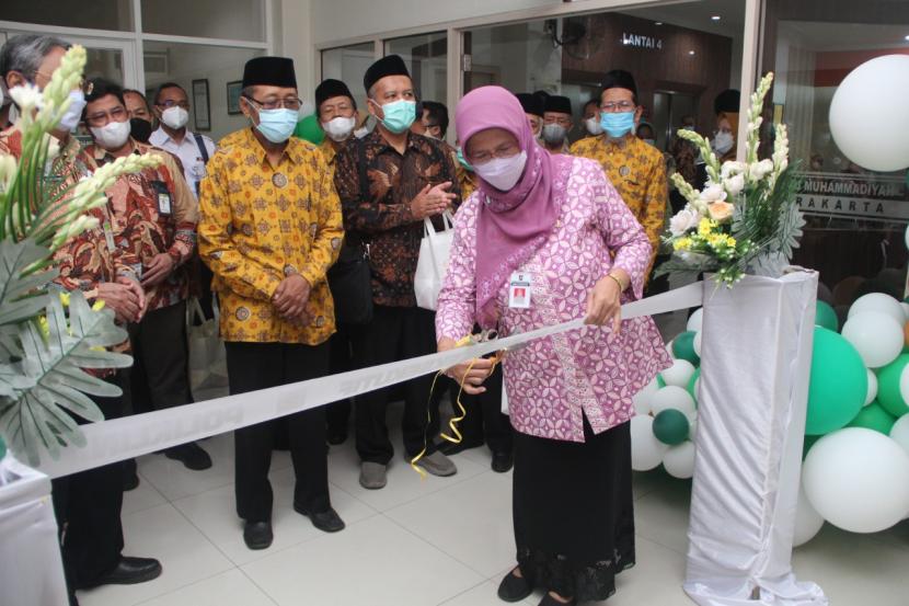  Kepala Dinas Kesehatan (Dinkes) Kota Surakarta, Siti Wahyuningsih, meresmikan layanan poliklinik eksekutif RS PKU Muhammadiyah Surakarta, Jumat (13/5/2022). 