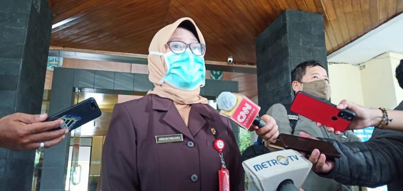 Ketua Vaksinasi Satgas Penanganan Covid-19 Jawa Timur dr. Herlin Ferliana menjelaskan, keterlambatan vaksinasi dosis kedua. Alasannya, jumlah vaksin yang datangnya dari Kementerian Kesehatan (Kemenkes) jauh lebih sedikit dibanding kebutuhan. (Foto: dr. Herlin Ferliana)