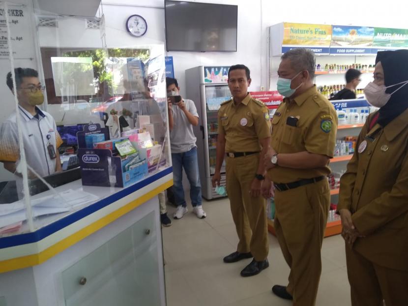 Kepala Dinas Kesehatan Kabupaten Indramayu, Wawan Ridwan (tengah) memantau peredaran obat sirup yg dilarang, di apotek dan toko obat di Kabupaten Indramayu, Senin (24/10/2022). 