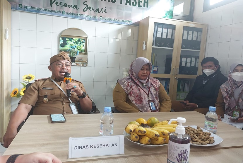 Kepala Dinas Kesehatan Kabupaten Sumedang, Aceng Solahudin dan Kepala Puskesmas Paseh Rini Raniati